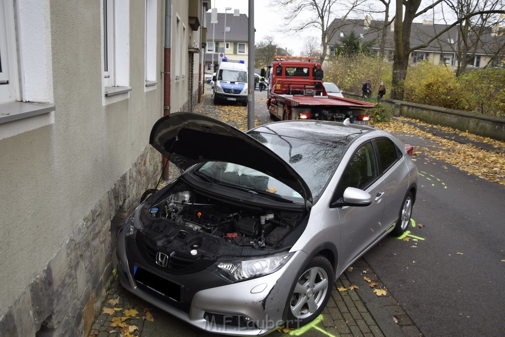 VU PKW gegen Hauswand Leverkusen Wiesdorf Kaiserstr P11.JPG - Miklos Laubert